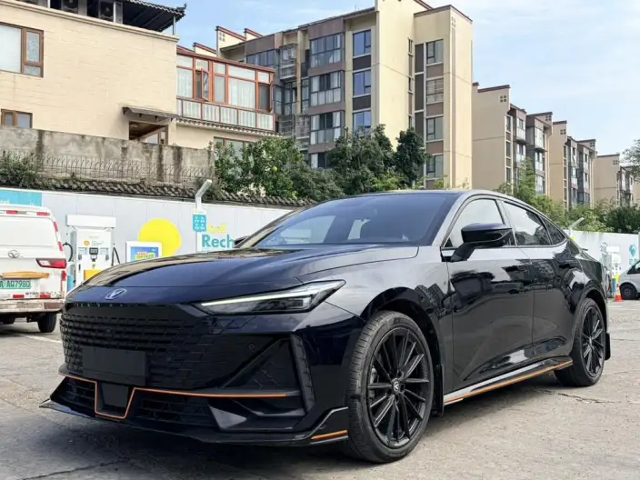 Changan UNI-V 2023 Model 1.5T Sports Edition – фото 1