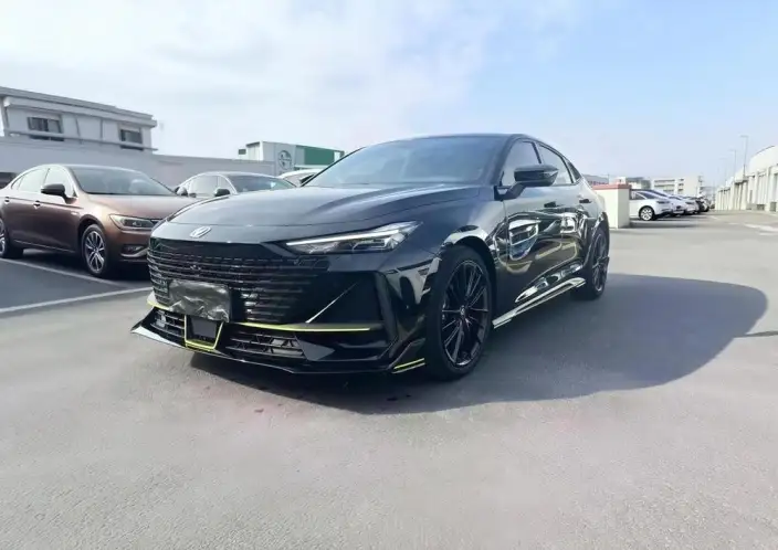 Changan UNI-V 2023 Model 1.5T Sports Edition – фото 1