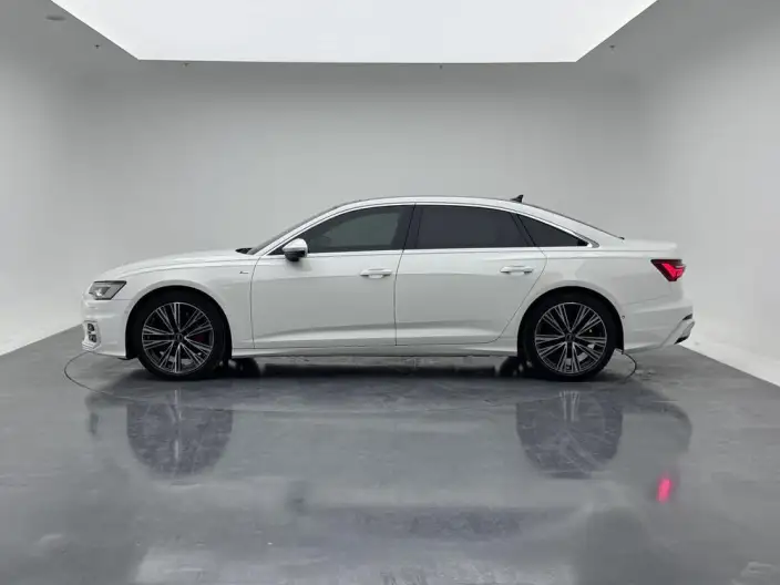 Audi A6L 2024 Model 45 TFSI quattro Exclusive Dynamic Model – фото 4