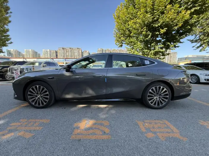 Geely Galaxy E8 PHEV 2025 Model 130km EM-P Tiggo Edition