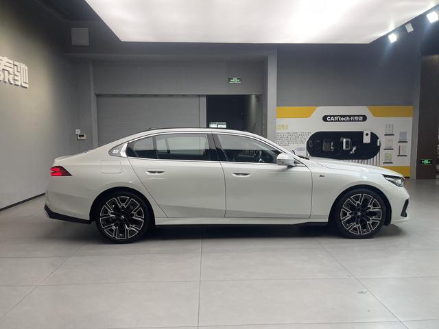 BMW 5 Series 2025 530Li Premium M Sport Package – фото 7