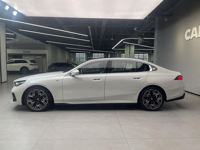 BMW 5 Series 2025 530Li Premium M Sport Package – фото 8