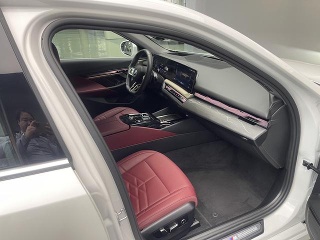 BMW 5 Series 2025 530Li Premium M Sport Package – фото 14