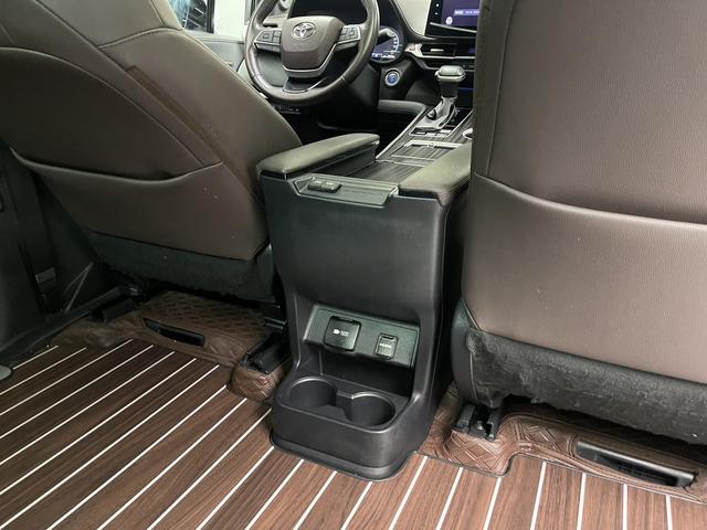 Toyota Sienna 2021 2.5L Hybrid Platinum Edition – фото 22