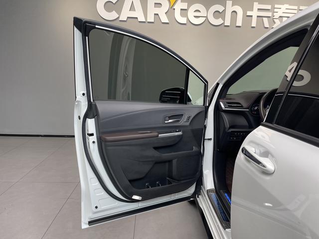 Toyota Sienna 2021 2.5L Hybrid Platinum Edition – фото 27