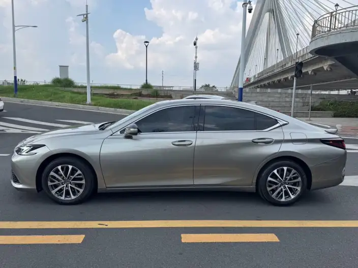 Lexus ES 2025 Model 300h Premium