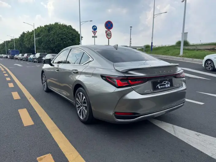 Lexus ES 2025 Model 300h Premium