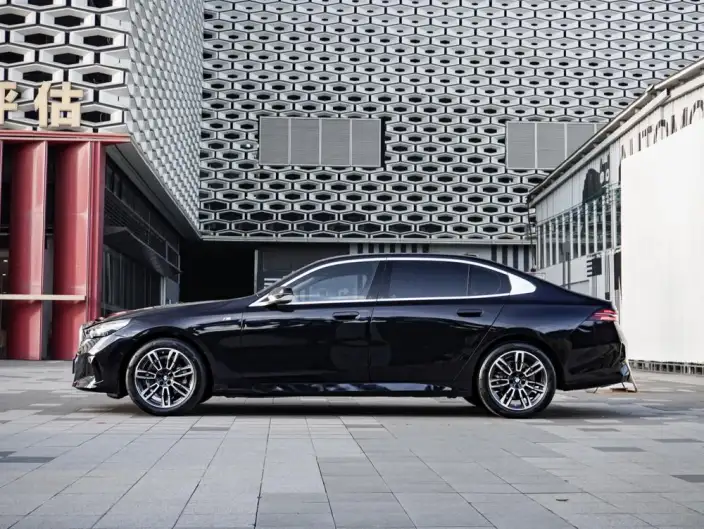 BMW 5 Series 2025 Model 525Li M Sports Set – фото 3