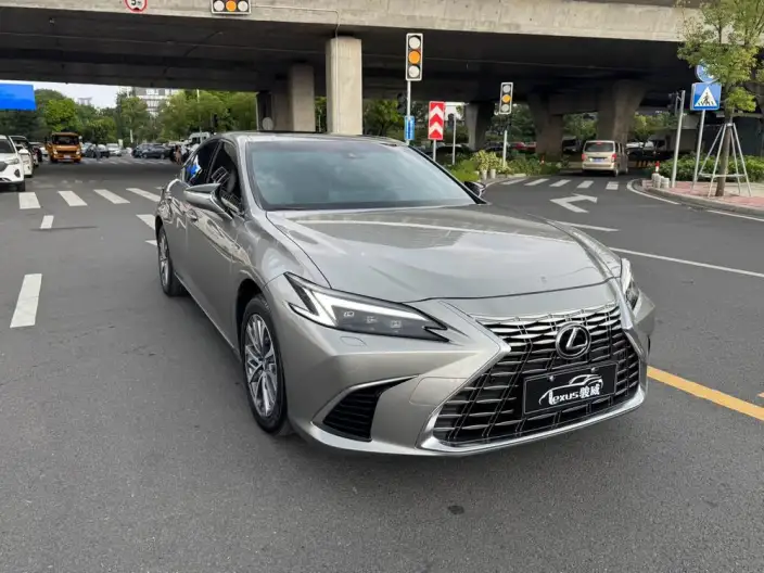 Lexus ES 2025 Model 300h Premium