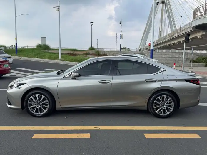 Lexus ES 2025 Model 300h Premium