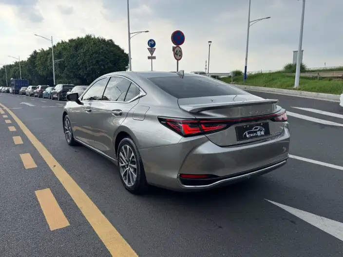 Lexus ES 2025 Model 300h Premium – фото 5