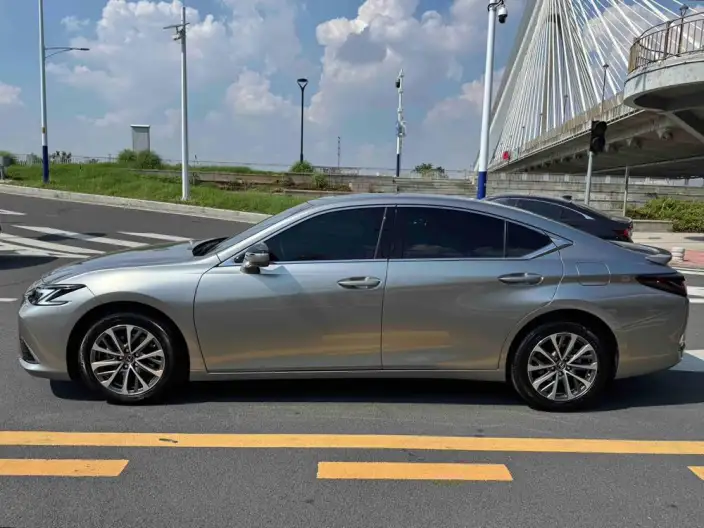 Lexus ES 2025 Model 300h Premium