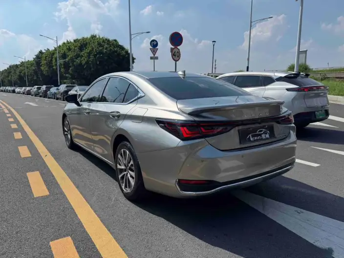 Lexus ES 2025 Model 300h Premium