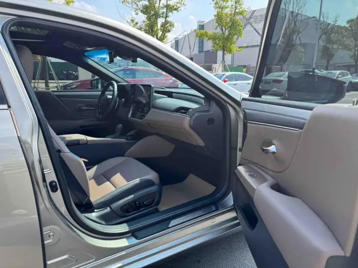 Lexus ES 2025 Model 300h Premium – фото 8
