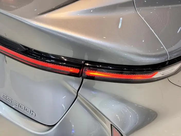 Lexus ES 2026 Model 300h – фото 7