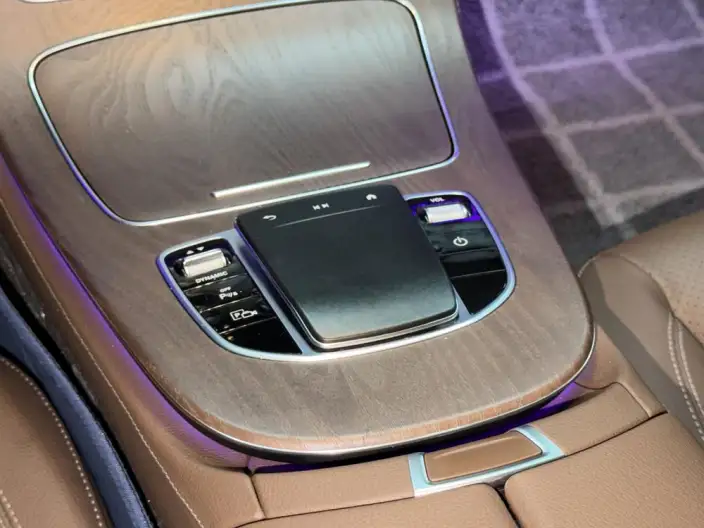 Mercedes-Benz E-Class PHEV 2022 Model E 350 e L sedan – фото 8