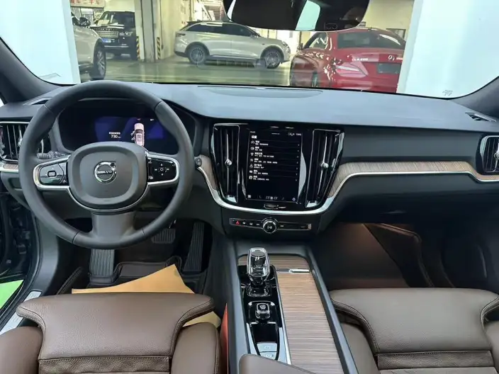 Volvo V60 2024 Model B5 Smart Range Deluxe Edition – фото 7