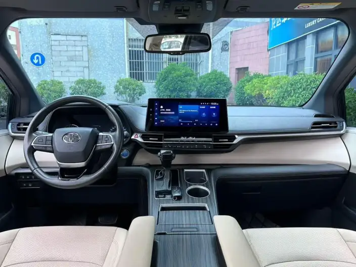 Toyota Sienna 2021 Model 2.5L Hybrid Premium Edition – фото 5