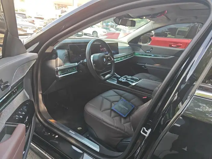 BMW 7 Series 2023 Model 735Li Luxury Set – фото 10