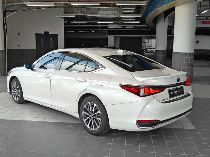 Lexus ES 2022 Model 300h Superior Edition