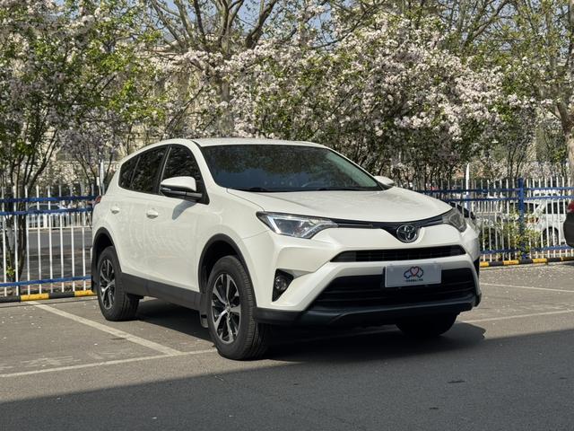 Toyota RAV4 2016 модификация 2.0L CVT 2WD Urban Edition – фото 3
