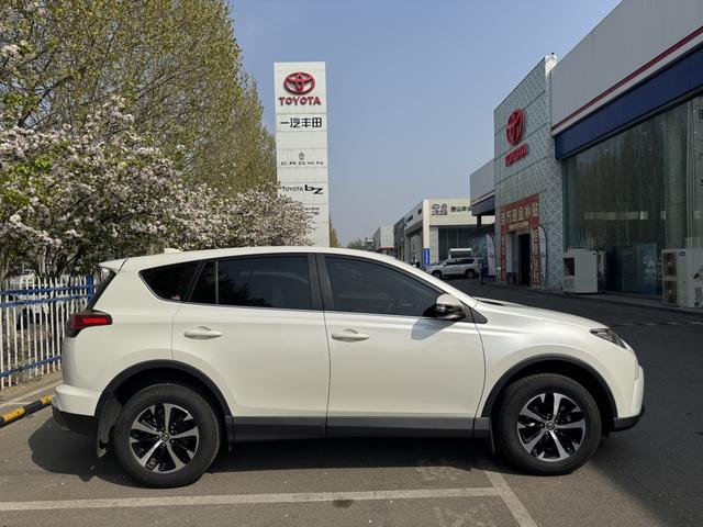 Toyota RAV4 2016 модификация 2.0L CVT 2WD Urban Edition – фото 12