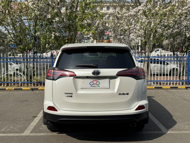 Toyota RAV4 2016 модификация 2.0L CVT 2WD Urban Edition – фото 16