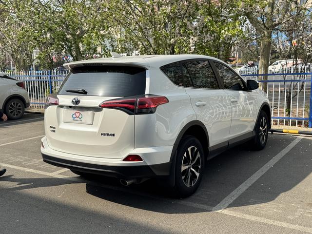 Toyota RAV4 2016 модификация 2.0L CVT 2WD Urban Edition – фото 17