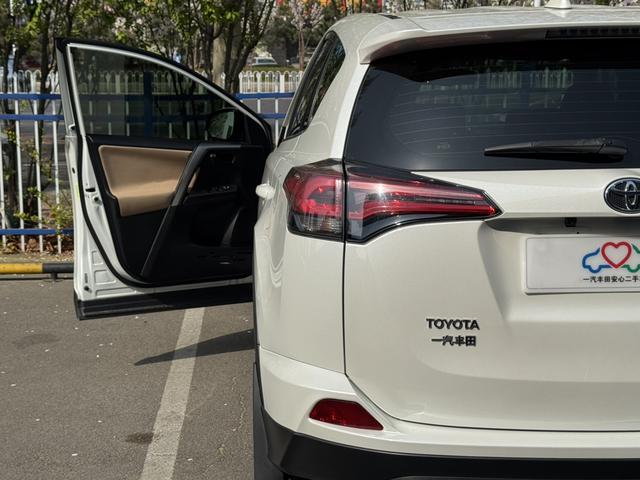 Toyota RAV4 2016 модификация 2.0L CVT 2WD Urban Edition – фото 18