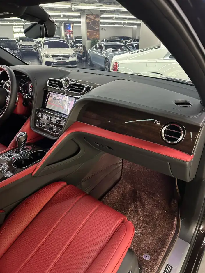Bentayga 2023 Model 4.0T V8 Long wheelbase Edition – фото 6