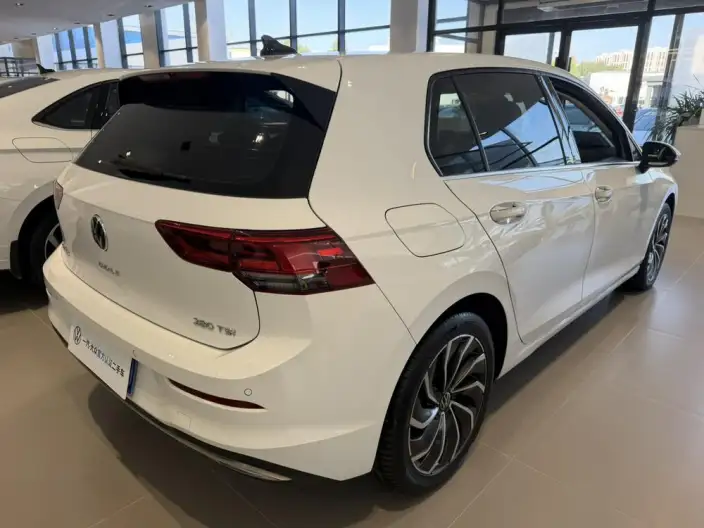 Volkswagen Golf 2023 Model 280TSI DSG Pro – фото 5