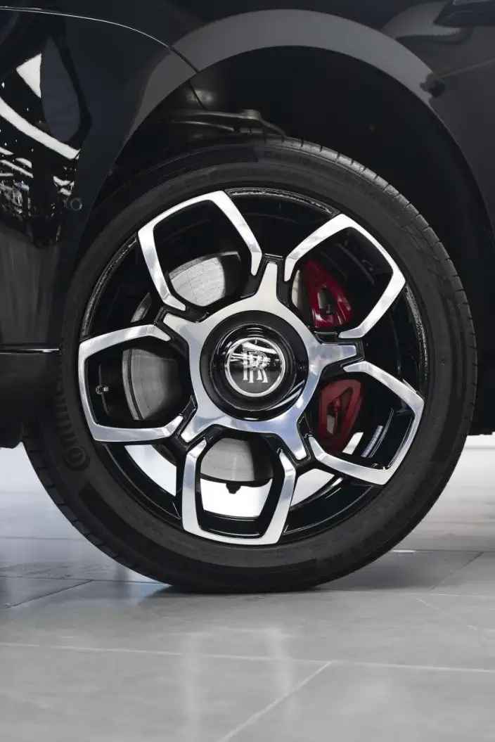 Cullinan 2025 Model Series II Black Badge Disruptor – фото 10
