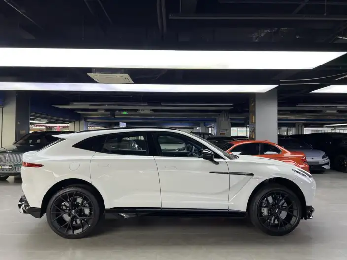 Aston Martin DBX 2025 Model 4.0T V8 707 – фото 7