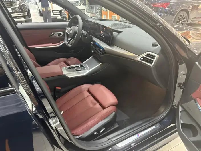 BMW 3 Series 2025 Model 330i M Sports Night Set – фото 6