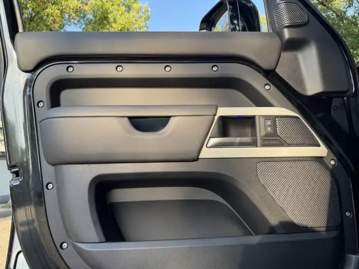 Land Rover Defender 2024 Model 110 3.0T P400 X-Dynamic HSE – фото 8