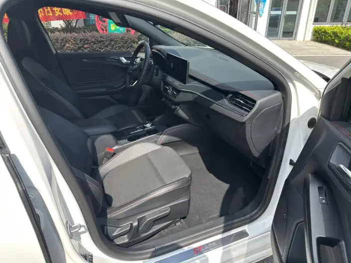 Ford Focus 2021 Model Hatchback EcoBoost 180 Automatic ST Line – фото 7