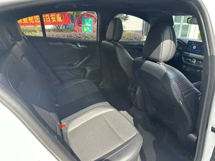 Ford Focus 2021 Model Hatchback EcoBoost 180 Automatic ST Line – фото 9