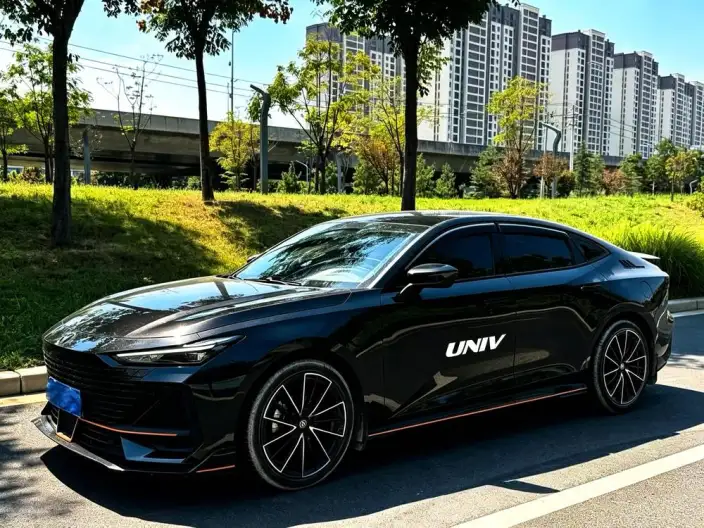 Changan UNI-V 2022 Model 1.5T Sports Edition – фото 1