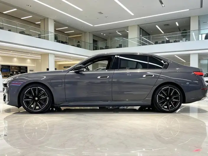 BMW i7 2023 Model eDrive50L Leading Model Luxury Set – фото 3