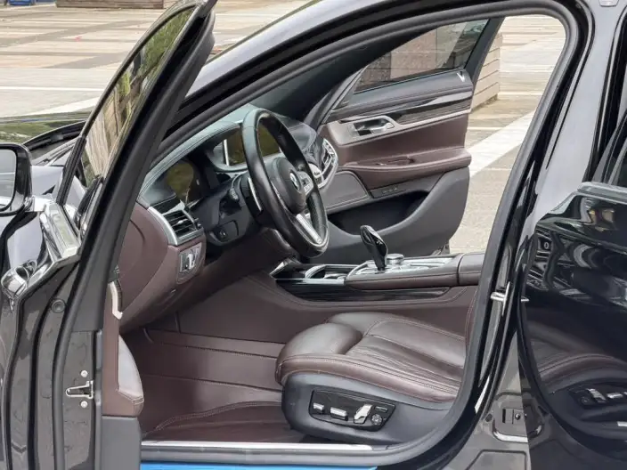 BMW 7 Series 2021 Model 730Li M Sports Set – фото 8