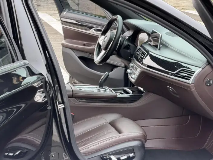 BMW 7 Series 2021 Model 730Li M Sports Set – фото 10