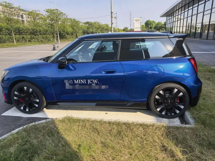 ElectricMINI JCW 2025 Model JOHN COOPER WORKS – фото 3