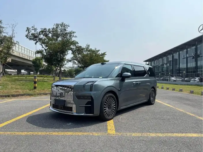 ZEEKR 009 2024 Model VI seat Executive Edition 4WD 108kWh – фото 1