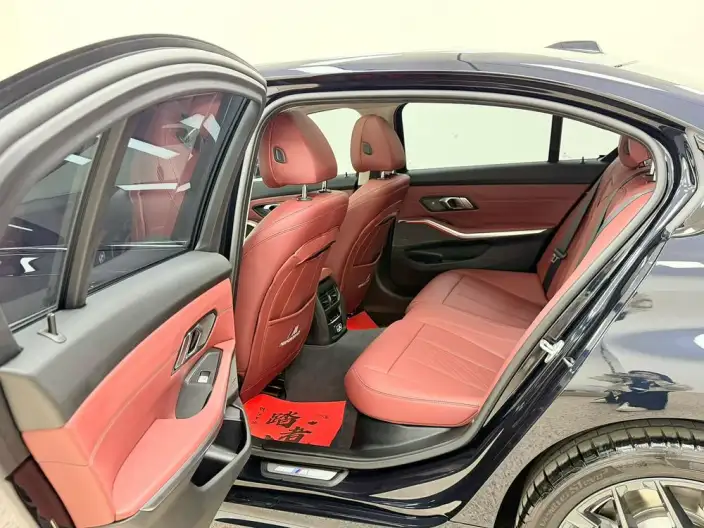 BMW 3 Series 2025 Model 330i M Sports Night Set – фото 9