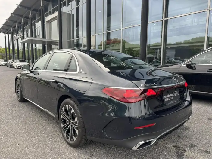 Mercedes-Benz E-Class PHEV 2024 Model E 350 e L sedan – фото 5