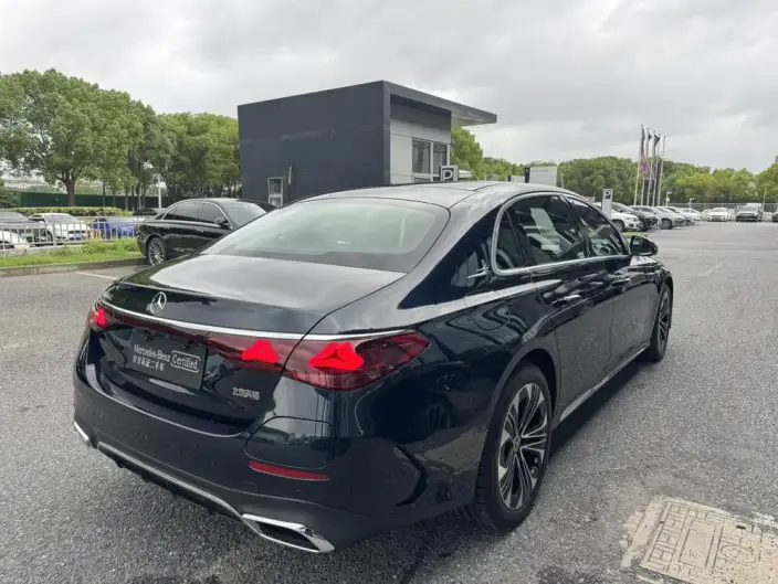 Mercedes-Benz E-Class PHEV 2024 Model E 350 e L sedan – фото 7