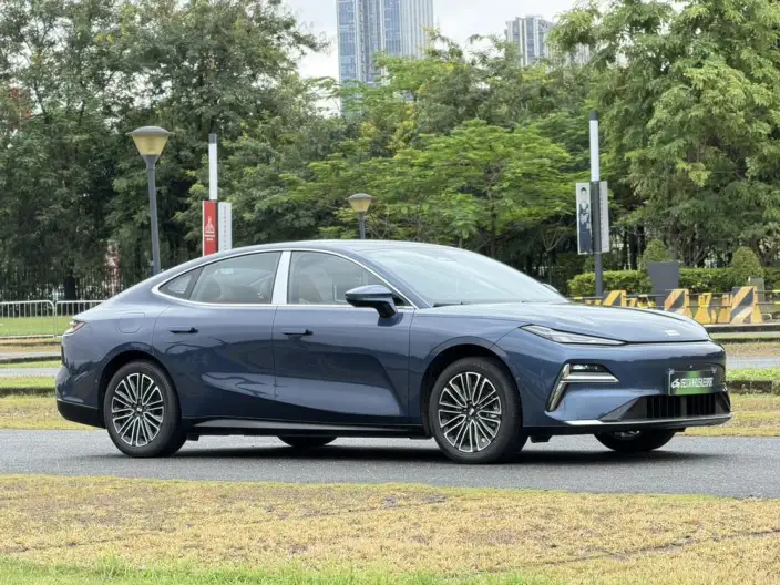 Geely Galaxy E8 PHEV 2025 Model 130km EM-i Exclusive Edition