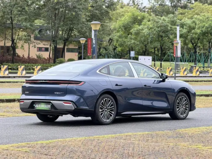 Geely Galaxy E8 PHEV 2025 Model 130km EM-i Exclusive Edition – фото 7