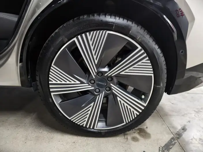 Lynk & Co 08 EM-P 2025 Model 220 4WD Performance Halo – фото 9