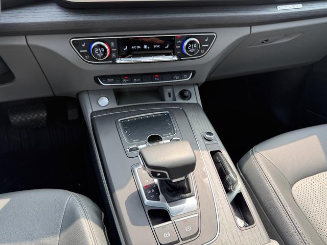Audi Q5L Модель 2018 года 45 TFSI Exclusive Fuga тип Country VI – фото 13